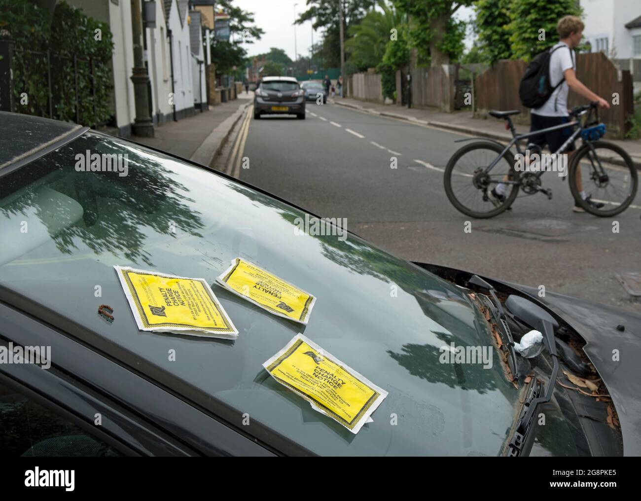 Drei Parkplatzstrafen aus dem londoner Stadtteil richmond upon thames an der Windschutzscheibe eines geparkten Autos in teddington, middlesex, england Stockfoto