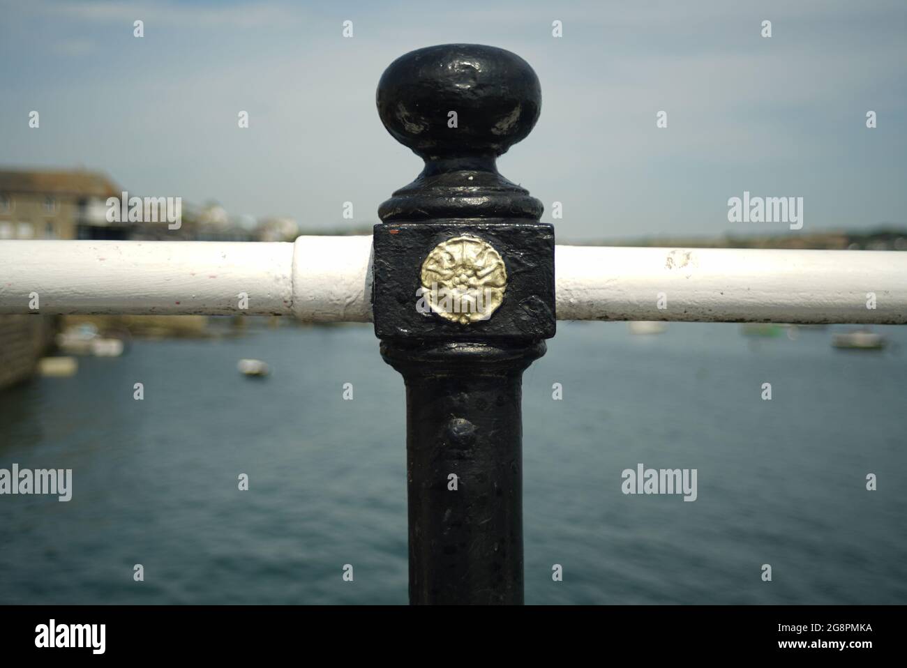 Poller aus Gusseisen und Handschiene mit Goldprägung Stockfoto