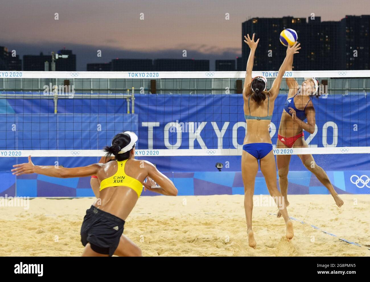 Tokio, Japan. Juli 2021. Xia Xinyi (R) aus China nimmt vor den Olympischen Spielen 2020 in Tokio, Japan, am 22. Juli 2021 an einem Beachvolleyball-Training Teil. Quelle: Li He/Xinhua/Alamy Live News Stockfoto