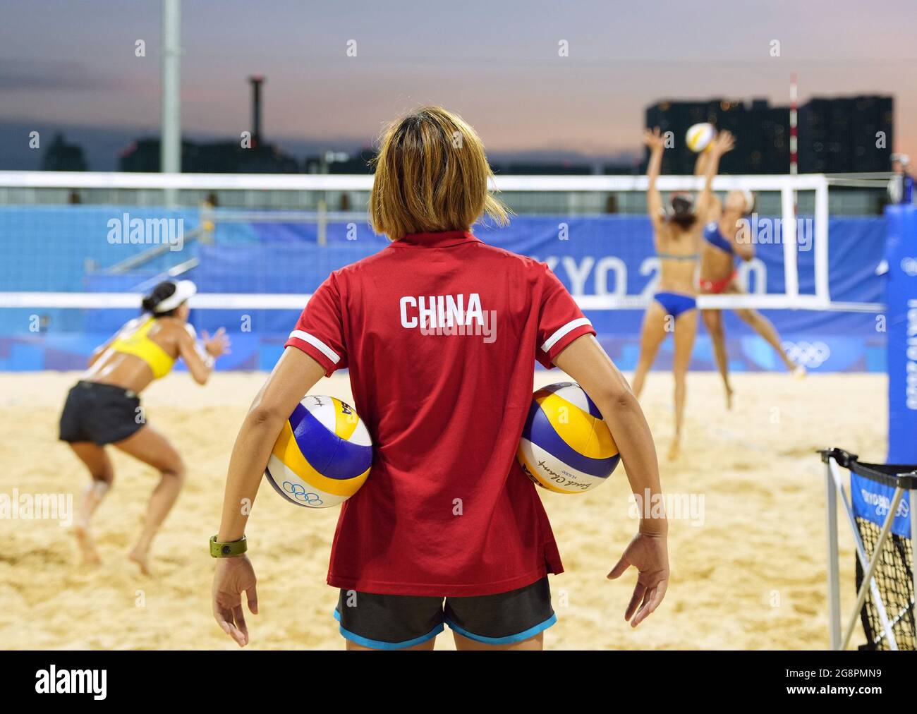 Tokio, Japan. Juli 2021. Yue Yuan (vorne), Trainerin des chinesischen Beachvolleyballteams, schaut während einer Trainingseinheit vor den Olympischen Spielen 2020 in Tokio, Japan, 22. Juli 2021, auf. Quelle: Li He/Xinhua/Alamy Live News Stockfoto