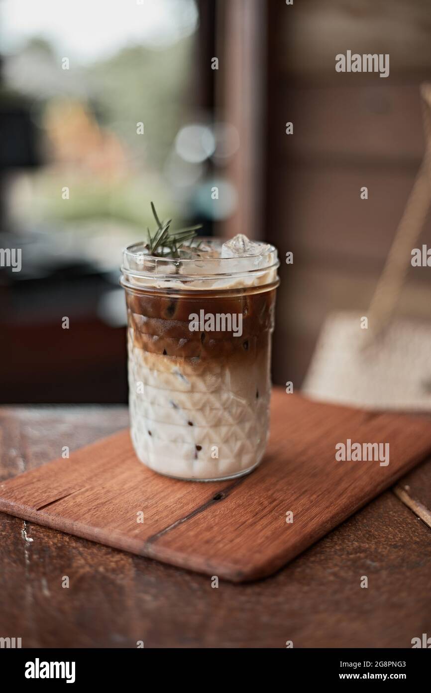 iced Latte Kaffee in einem Glas mit kalter Milch. Stockfoto
