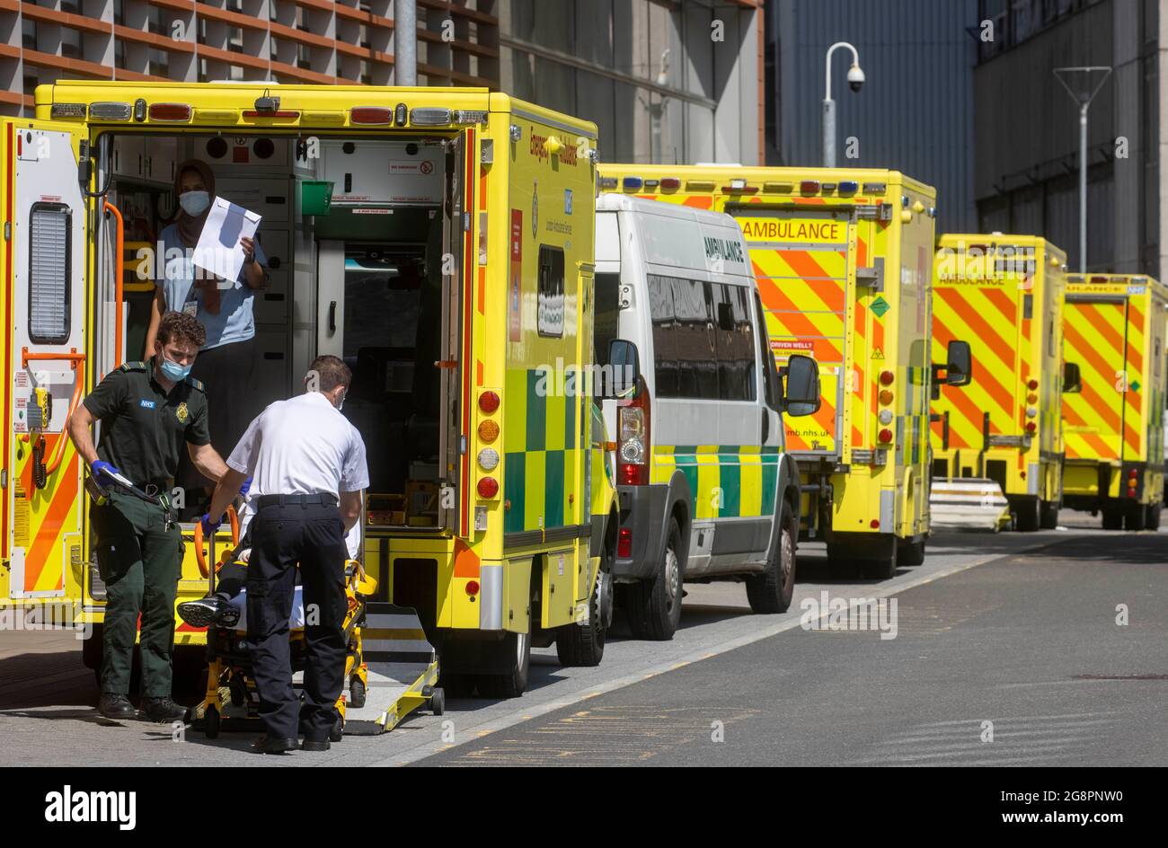 London, Großbritannien. Juli 2021. Die Krankenhäuser stehen unter Druck, da im Royal London Hospital in Whitechapel ein ständiger Strom von Patienten eintrifft. Covid-Fälle steigen weiter an, und es gibt einen großen Rückstand bei den Patientenoperationen. In der Woche bis zum 14. Juli wurden über 618,000 Menschen angepingt und gebeten, sich in der NHS-App zu isolieren Kredit: Mark Thomas/Alamy Live Nachrichten Stockfoto