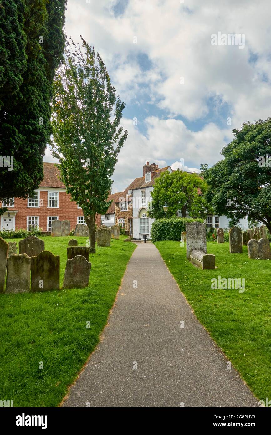 Rye-Ecke des Church Square mit St. Mary's Kirchhof in Rother East Sussex in Cinque Port Stockfoto