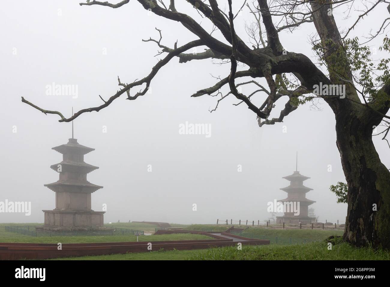 Dreistöckige Steinpagoden im Gameunsa-Tempel, Gyeongju, Korea Stockfoto