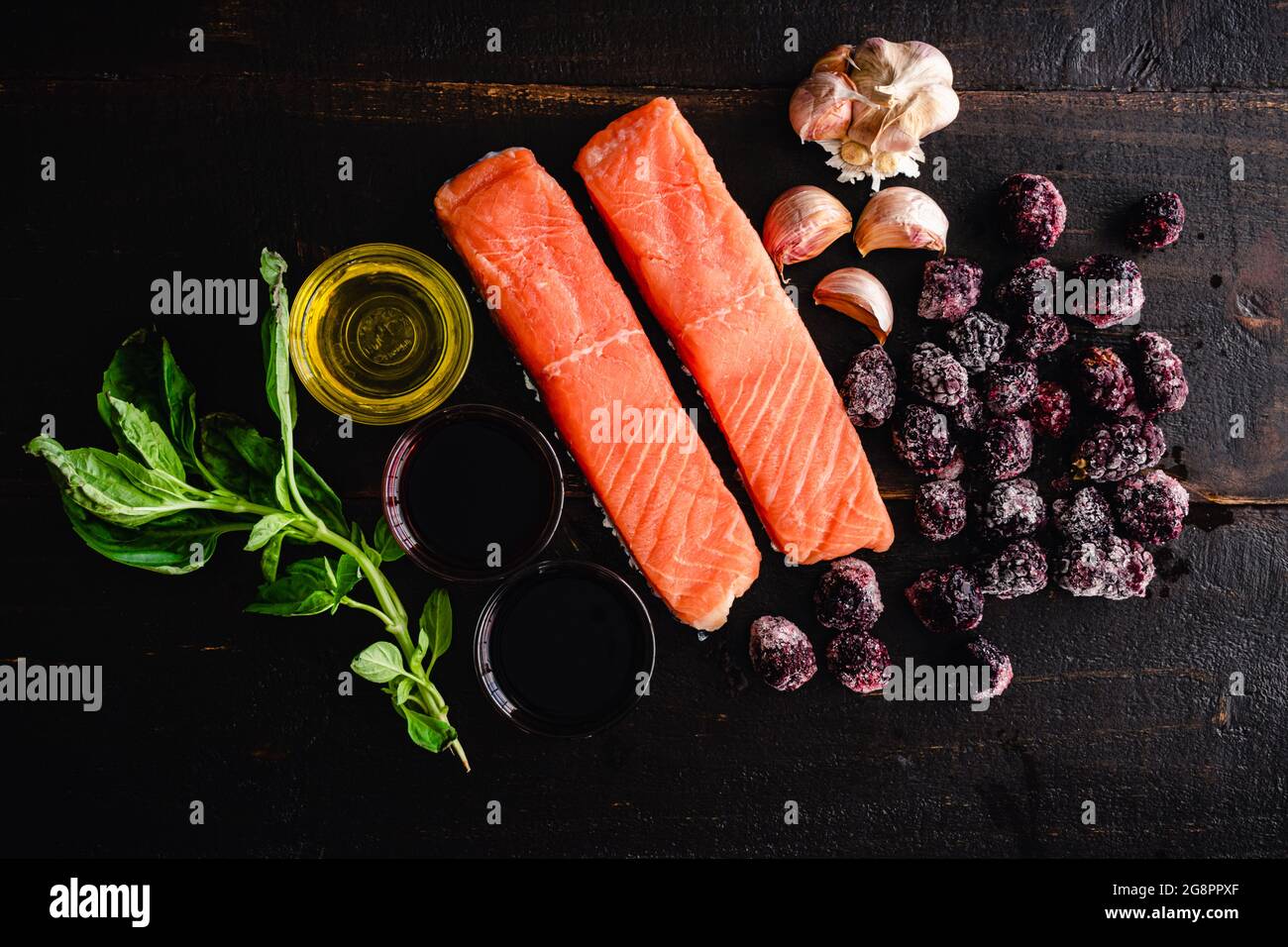 BlackBerry Balsamic Glazed Salmon Zutaten: Rohe Lachsfilets, gefrorene Brombeeren und andere rohe Zutaten Stockfoto
