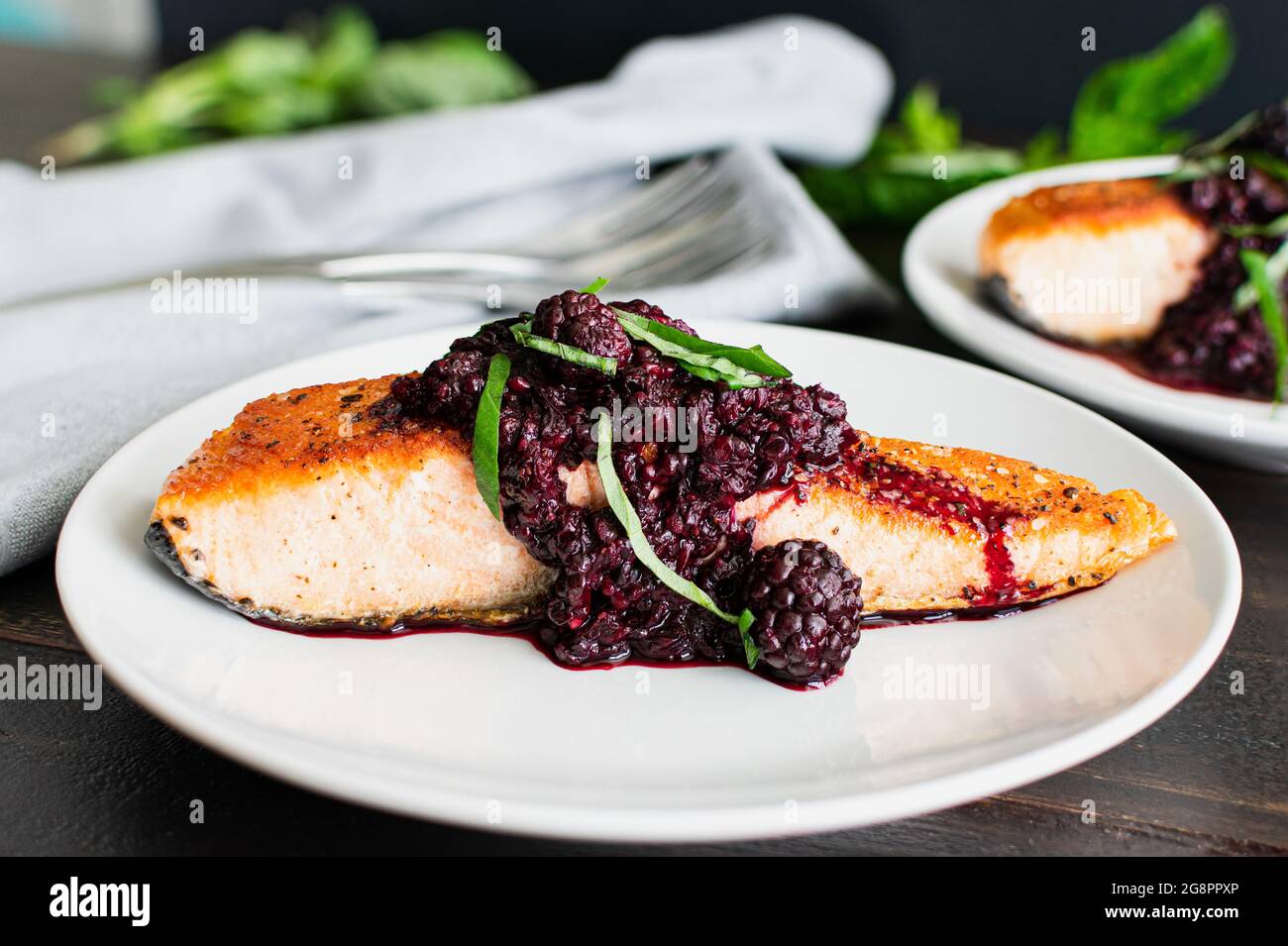 BlackBerry Balsamic Glazed Salmon Filet: Knuspriges Lachsfilet mit Brombeere-Balsamico-Essig-Kompott Stockfoto