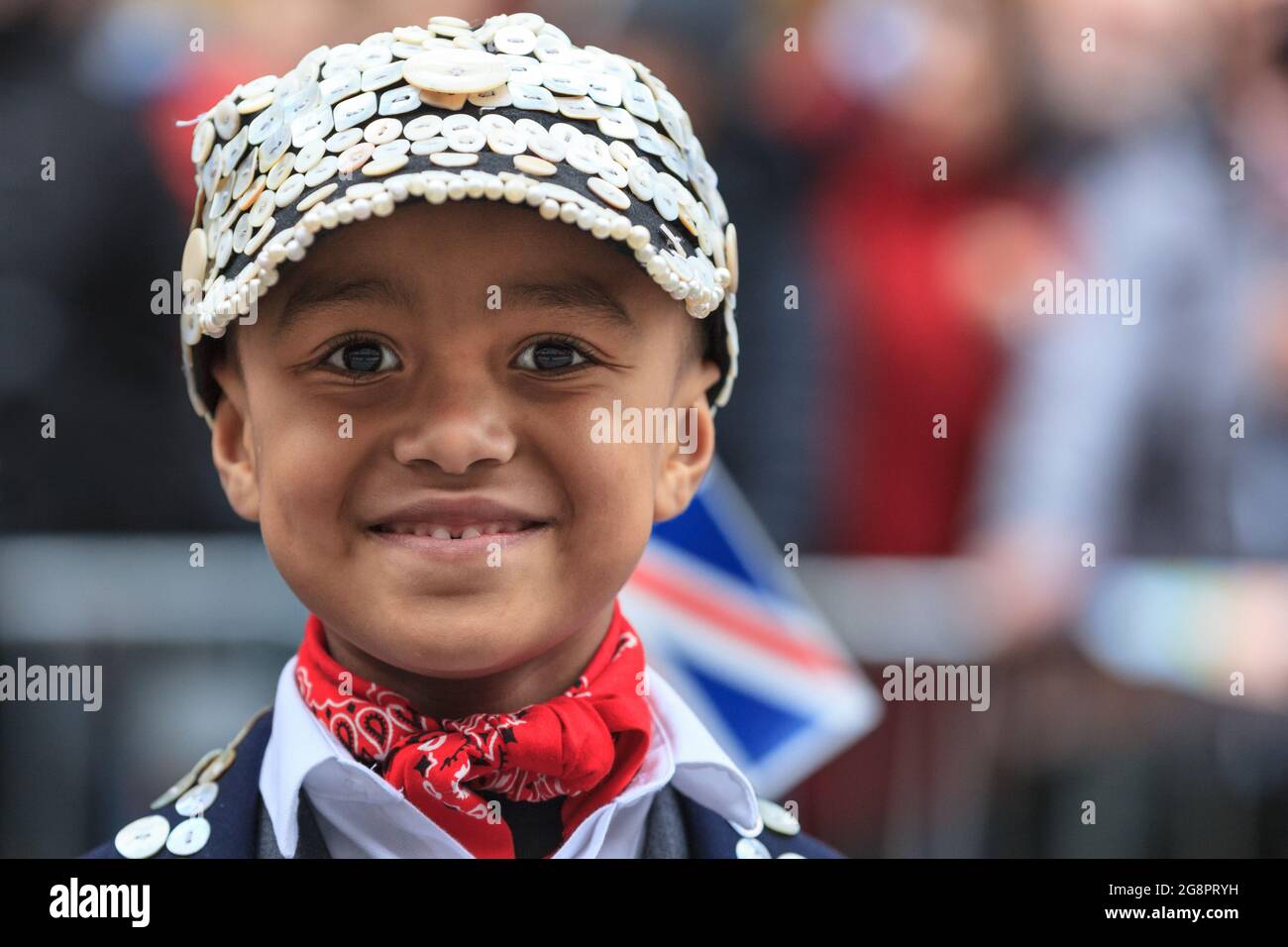 Der junge Pearly Prince of Highgate nimmt mit den Pearly Kings and Queens an der New Year's Day Parade in London, LNYDP, London, England, Großbritannien, Teil Stockfoto