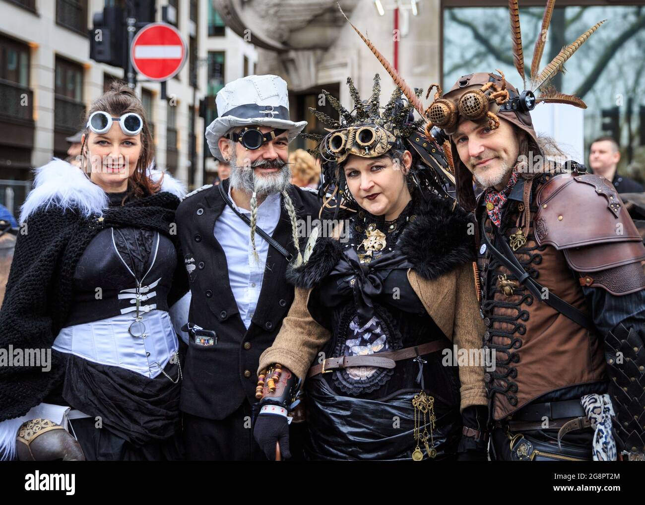 Teilnehmer an Dampfpunk-Kostümen bei der London New Year's Day Parade (LNYDP), England Stockfoto