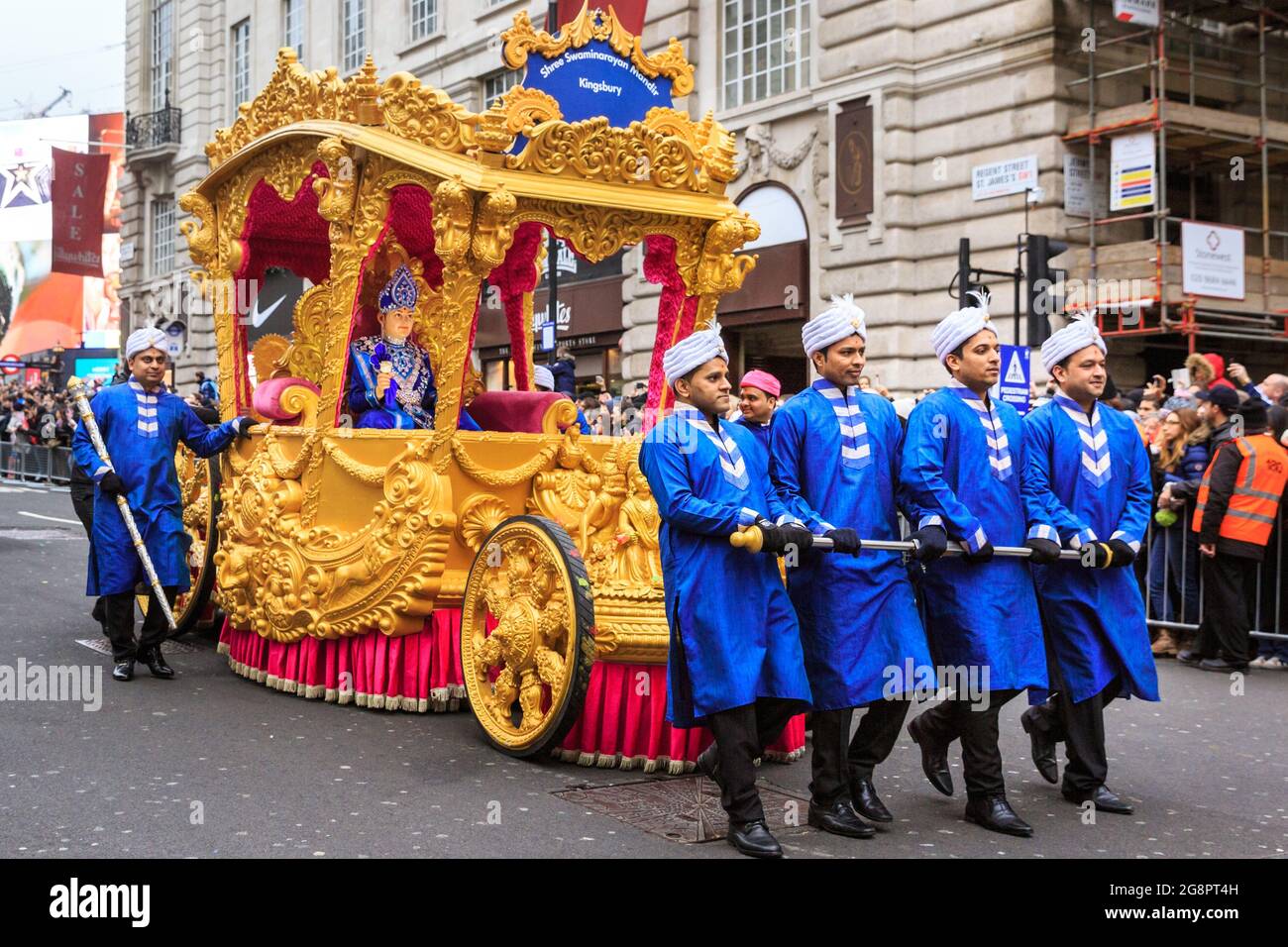 Golden Carriage und Teilnehmer von Shree Swaminarayan Mandir Kingsbury repräsentieren den Stadtteil Kingsbury, London New Year's Day Parade, England, Großbritannien Stockfoto