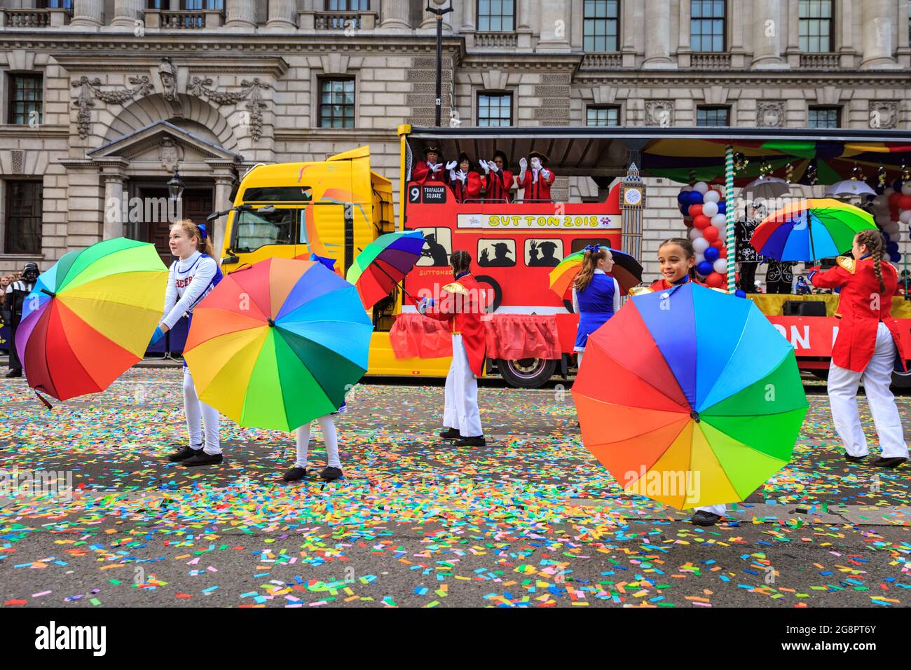 Teilnehmer aus London Borough of Sutton treten bei der London New Year's Day Parade (LNDYP), England, auf Stockfoto