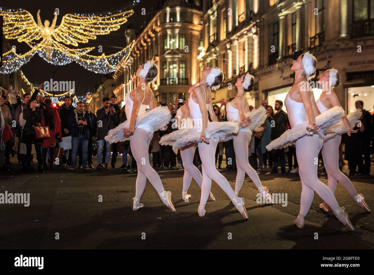 Balletttänzer von Black Orchid treten im Regent Street Christmas Lights ‘The Spirit of Christmas’ Switch on, London, England, auf Stockfoto