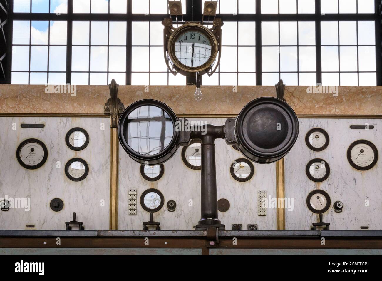 Steuerung und Maßnahmen, Instrumentation Panel in der Maschinenhalle der Zeche Zollern Splintmaschine, ehemaliges Steinkohlebergwerk in Dortmund, Ruhrgebiet, Deutschland Stockfoto