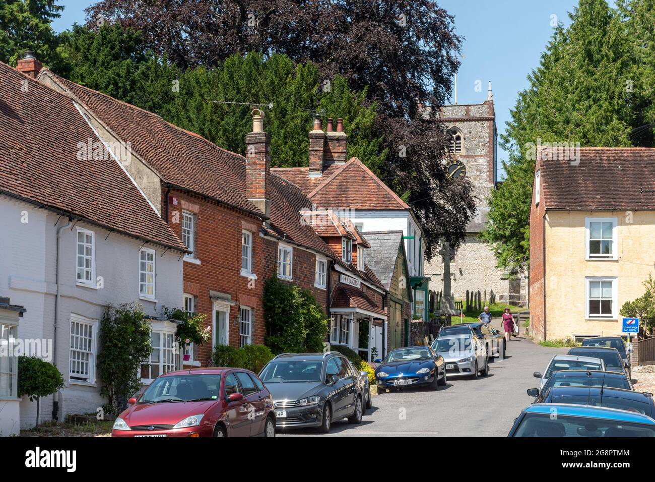 Hambledon Village in Hampshire, England, Großbritannien. Der Blick auf die High Street zur Pfarrkirche Stockfoto