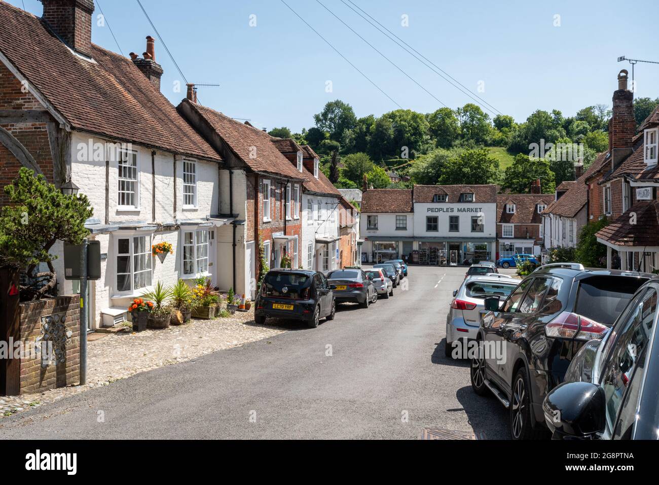 Hambledon Village in Hampshire, England, Großbritannien. Der Blick auf die High Street zum People's Market Shop. Stockfoto