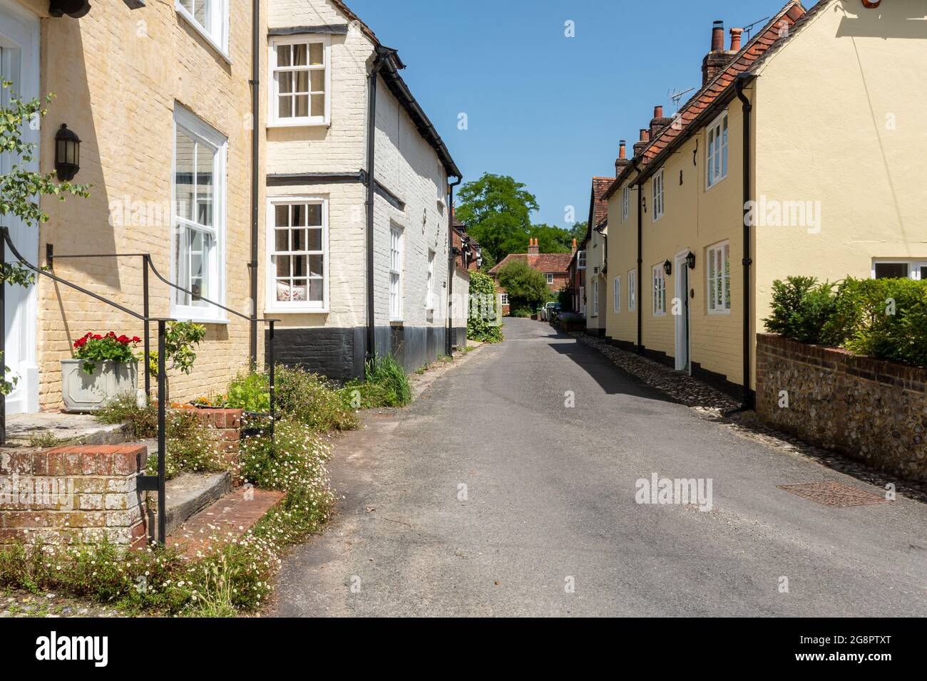 Hambledon Village in Hampshire, England, Großbritannien. Blick entlang der Church Lane. Stockfoto