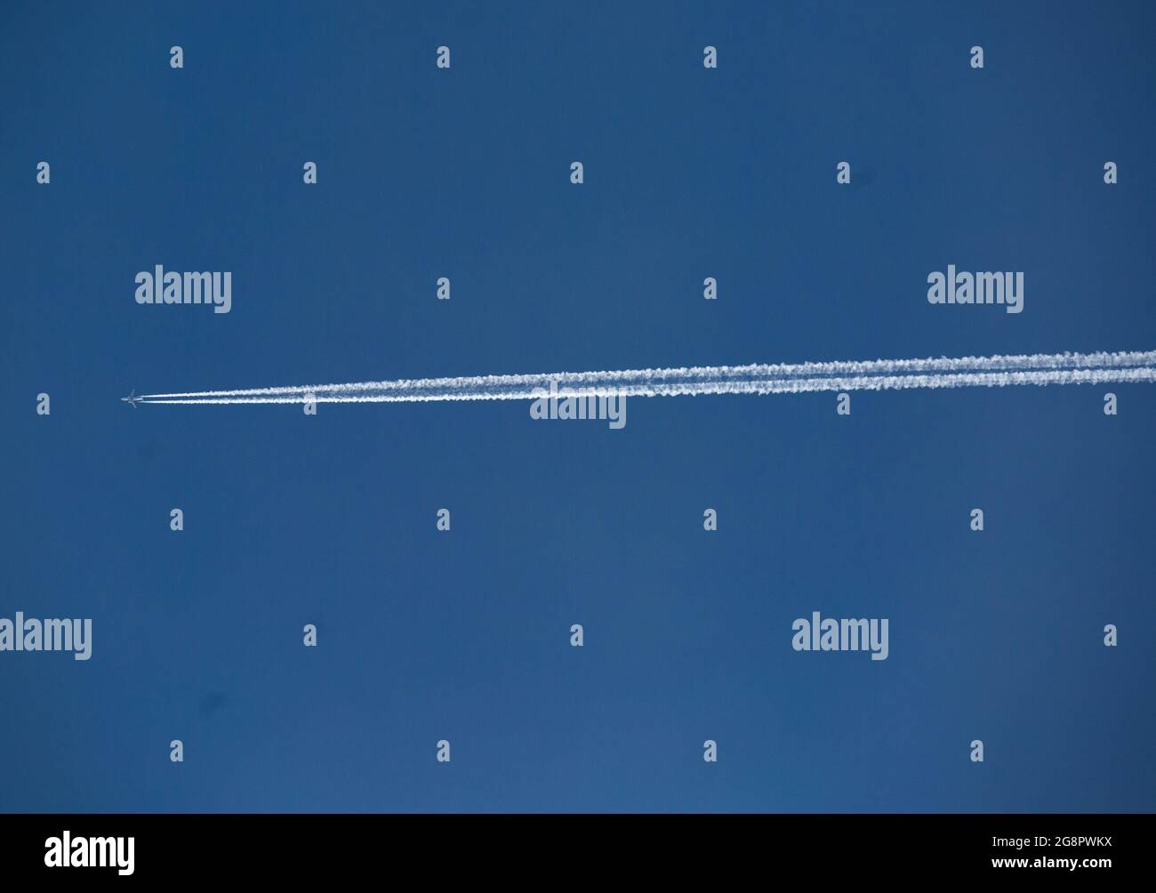 Ein Flugzeug fliegt am 15.11.2018 über bewölkten blauen Himmel und erzeugt einen Kondensstreifen. (Foto von Alexander Pohl/Sipa USA) Stockfoto