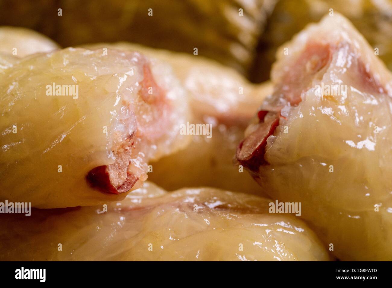 Klebriges Reisstroms in Bananenblatt oder Khao tom Matte. Thai gefüllt mit Kokosmilch und Banane. Stockfoto