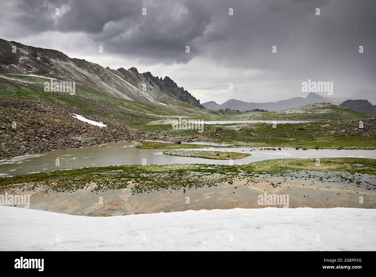 Schöne Landschaft des Gletschers und Bergsees bei bewölktem, bewölktem Wetter in der Nähe von Schneestrand, Kasachstan. Stockfoto