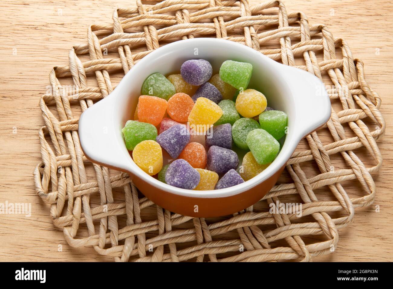 Keramiktopf mit verzehrfertiger Jellybean-Treat Stockfoto