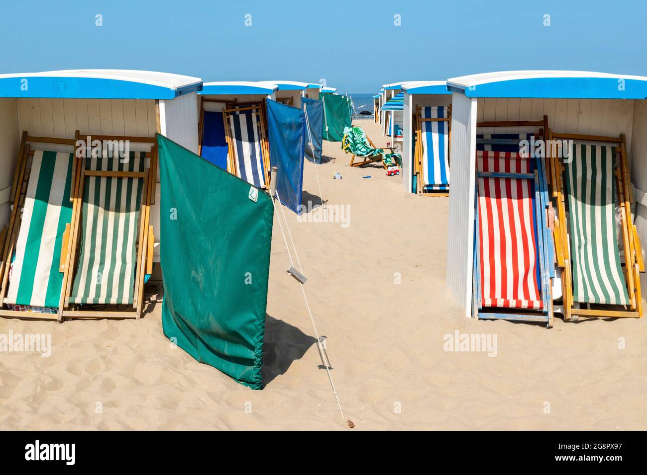 Sommerzeit an der Nordsee: Strandhütten in Katwijk, Südholland, Niederlande an einem sonnigen Morgen. Stockfoto