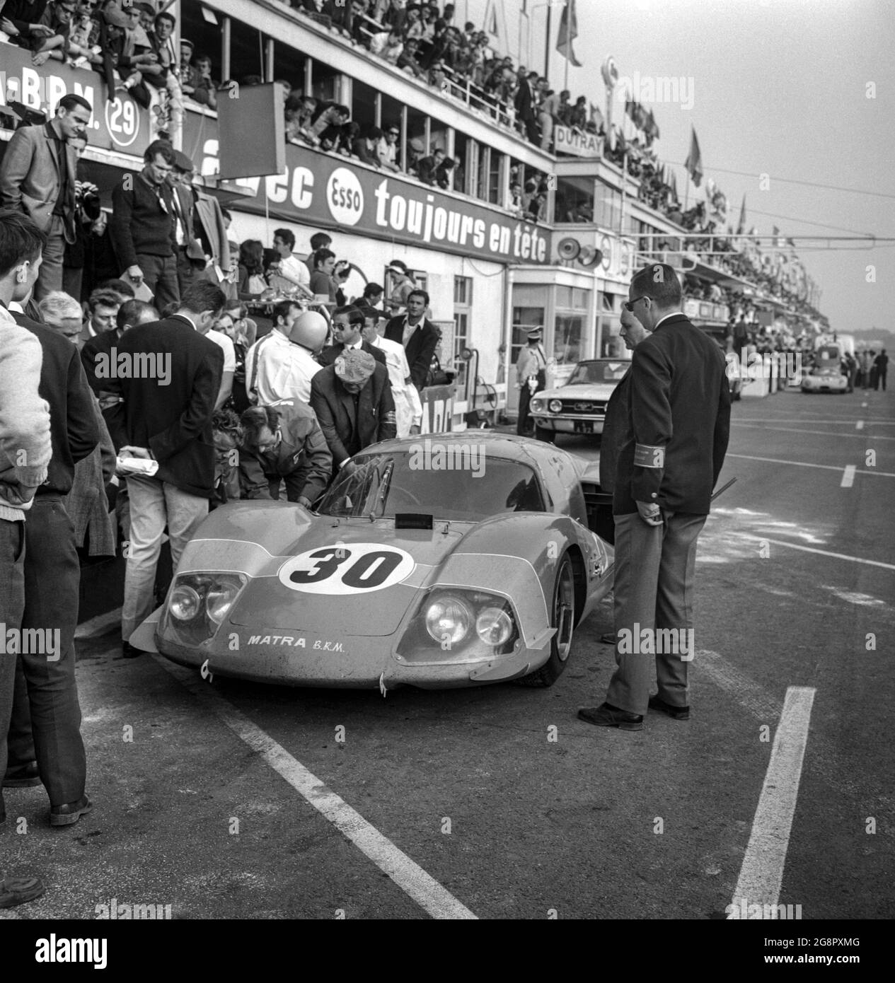 30 Jaussaud Jean-Pierre (Fra), Pescarolo Henri (Fra), Matra Sports, Matra M630, Ambiente während der 1967 24 Stunden von Le Mans, 24 Stunden von Le Mans, 7. Lauf der Internationalen Hersteller-Meisterschaft, auf dem Circuit de la Sarthe, vom 06. Bis 11. Juni 1967 in Le Mans, Sarthe, Frankreich - Foto DPPI Stockfoto