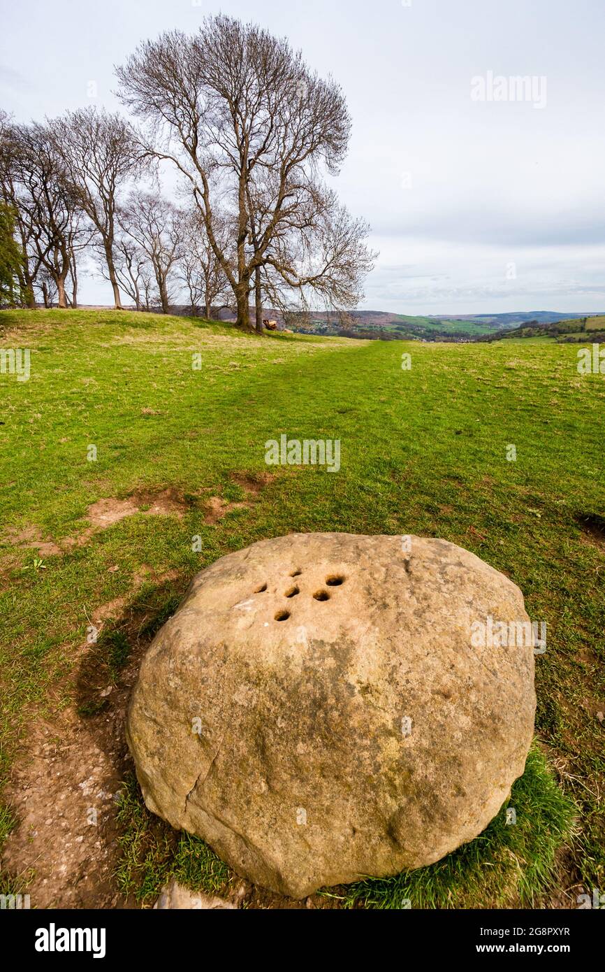 Der Grenzstein bei Eyam mit Löchern für das Einweichen von Münzen in Essig, um für Lieferungen von Stoney Middleton während der Pestjahre zu bezahlen - Derbyshire UK Stockfoto