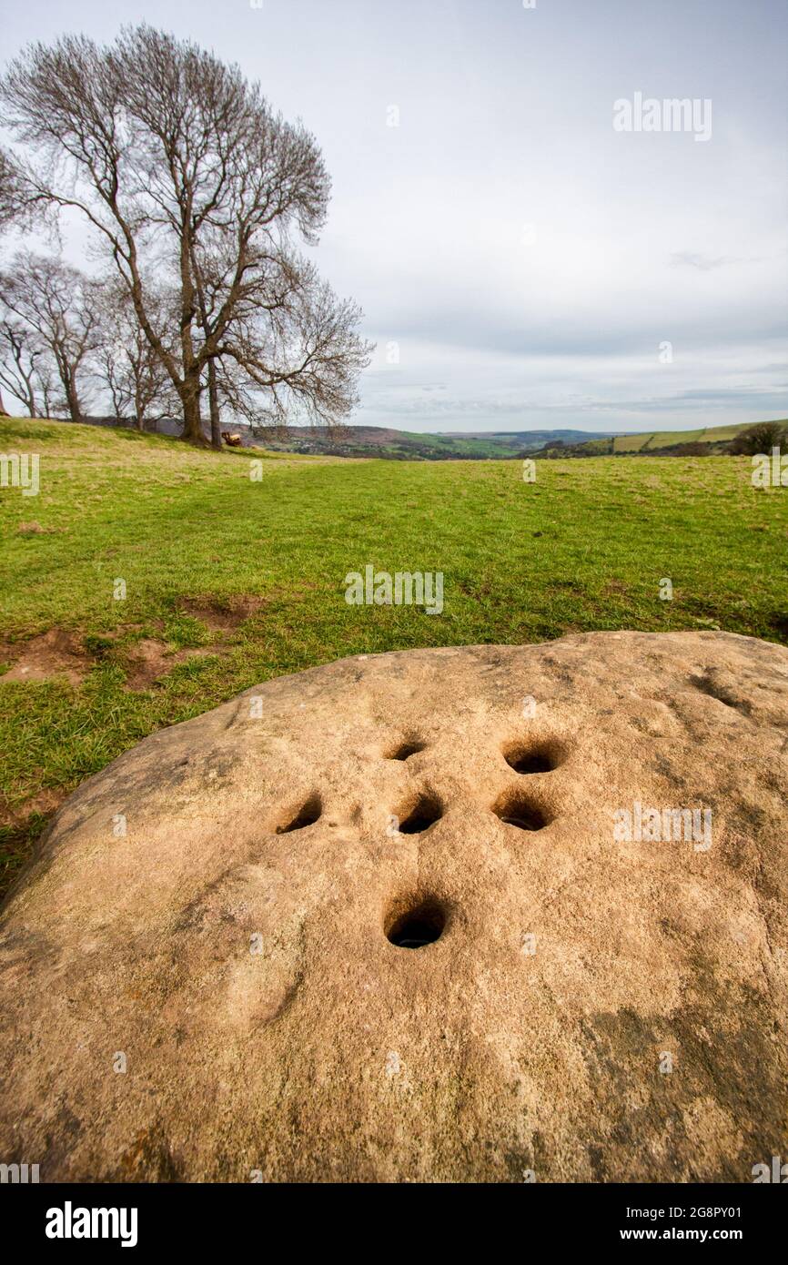 Der Grenzstein bei Eyam mit Löchern für das Einweichen von Münzen in Essig, um für Lieferungen von Stoney Middleton während der Pestjahre zu bezahlen - Derbyshire UK Stockfoto