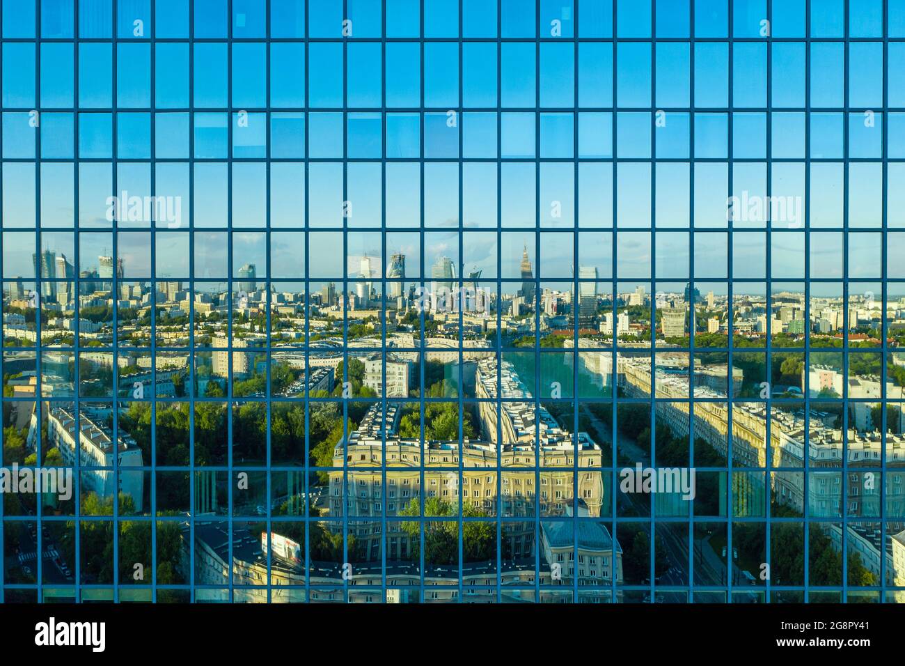 Luftaufnahme des Warschauer Stadtzentrums, die in einem Bürogebäude mit grünen Fenstern reflektiert wird Stockfoto