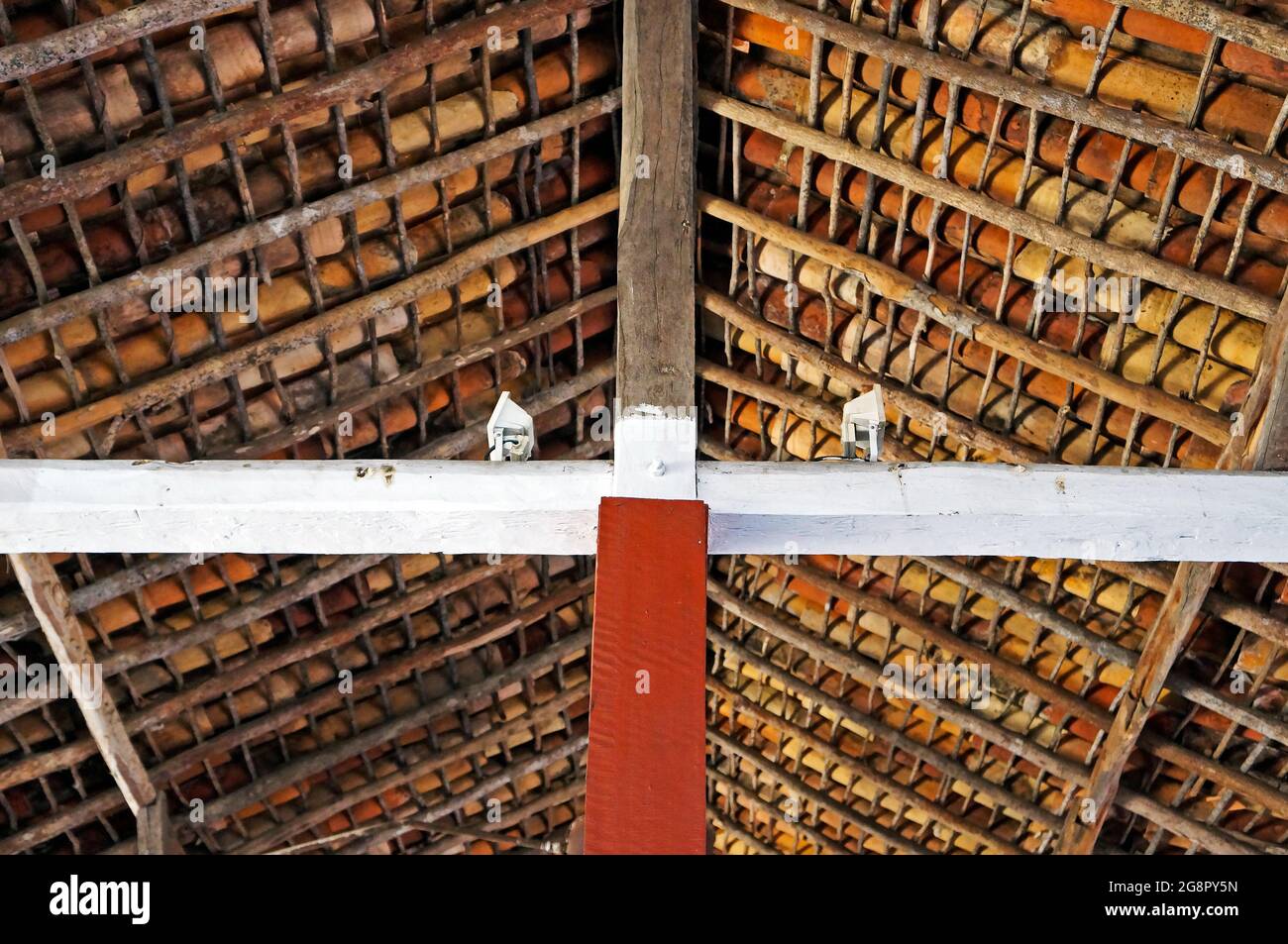 Rustikales Dach von unten gesehen, Diamantina, Brasilien Stockfoto