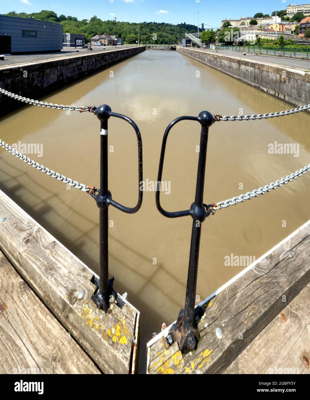 Brunel Lock am Eingang zum Bristol Floating Harbour vom Fluss Avon aus mit Blick auf die Clifton Suspension Bridge Stockfoto