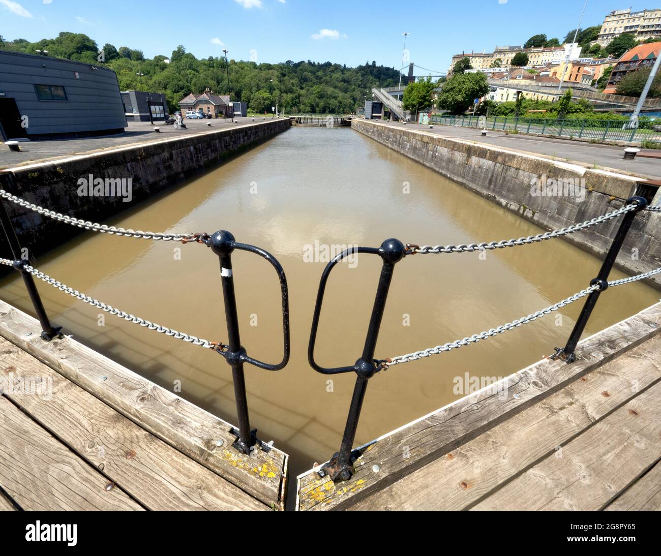 Brunel Lock am Eingang zum Bristol Floating Harbour vom Fluss Avon aus mit Blick auf die Clifton Suspension Bridge Stockfoto