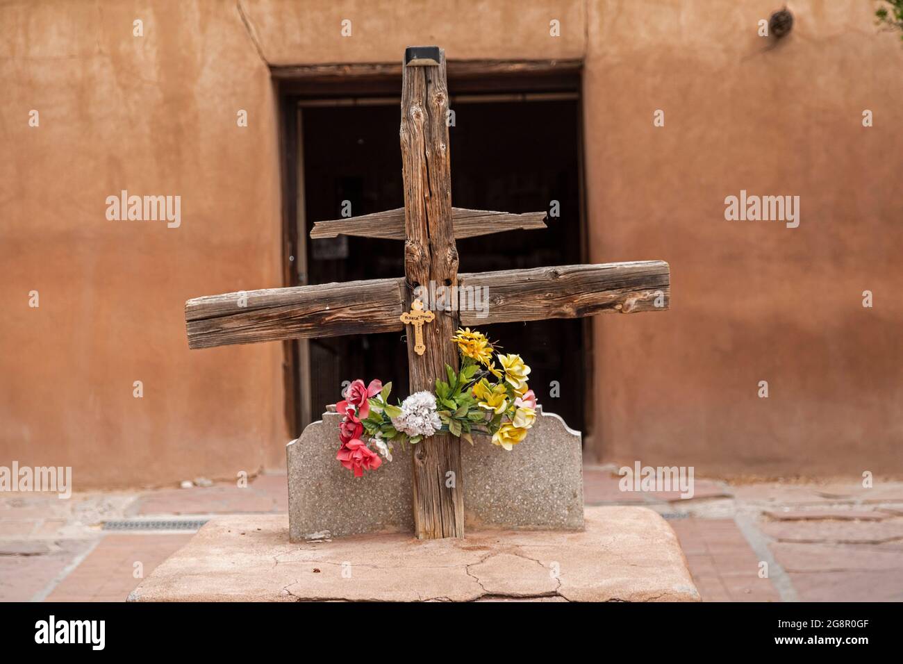 Chimayo, New Mexico - EIN Kreuz außerhalb von El Santuario de Chimayo, einem römisch-katholischen Wallfahrtsort in den Bergen im Norden von New Mexico. Stockfoto