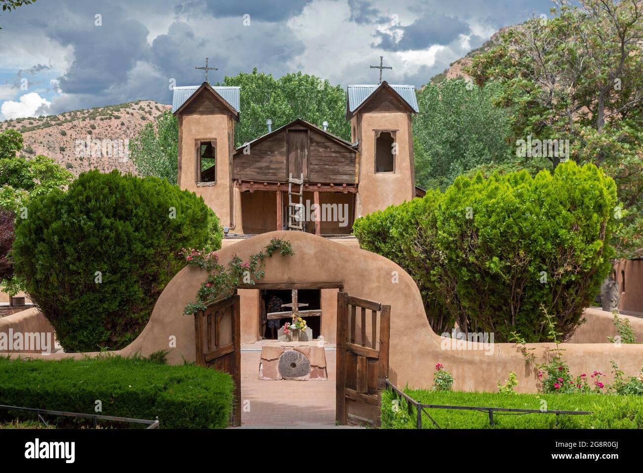 Chimayo, New Mexico - die Kapelle des Christus der Esquipulas in El Santuario de Chimayo. Der Santuario ist ein römisch-katholischer Wallfahrtsort in den Bergen Stockfoto