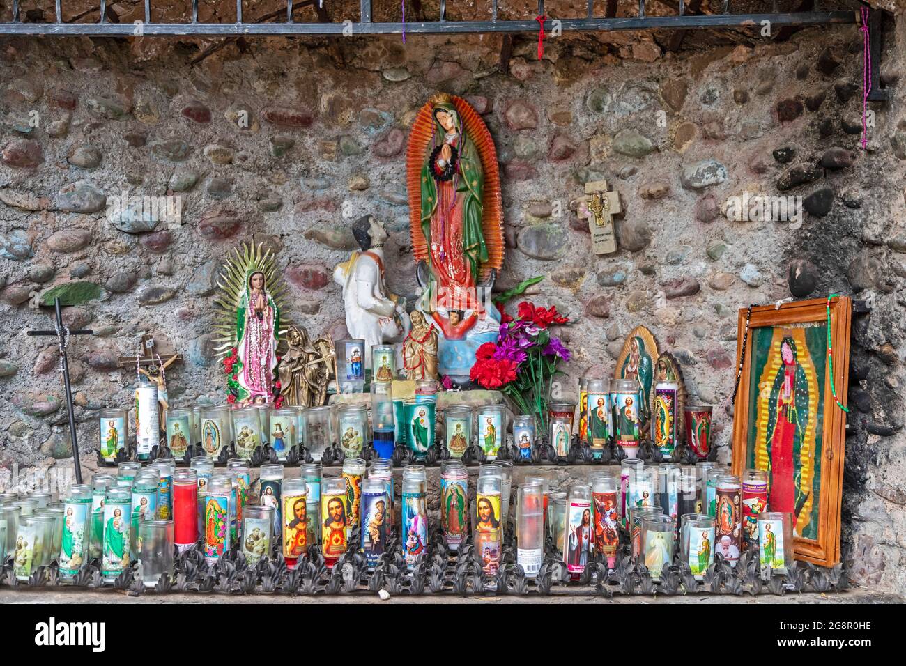 Chimayo, New Mexico - Gebetskerzen im El Santuario de Chimayo, einem römisch-katholischen Wallfahrtsort in den Bergen im Norden von New Mexico. Stockfoto