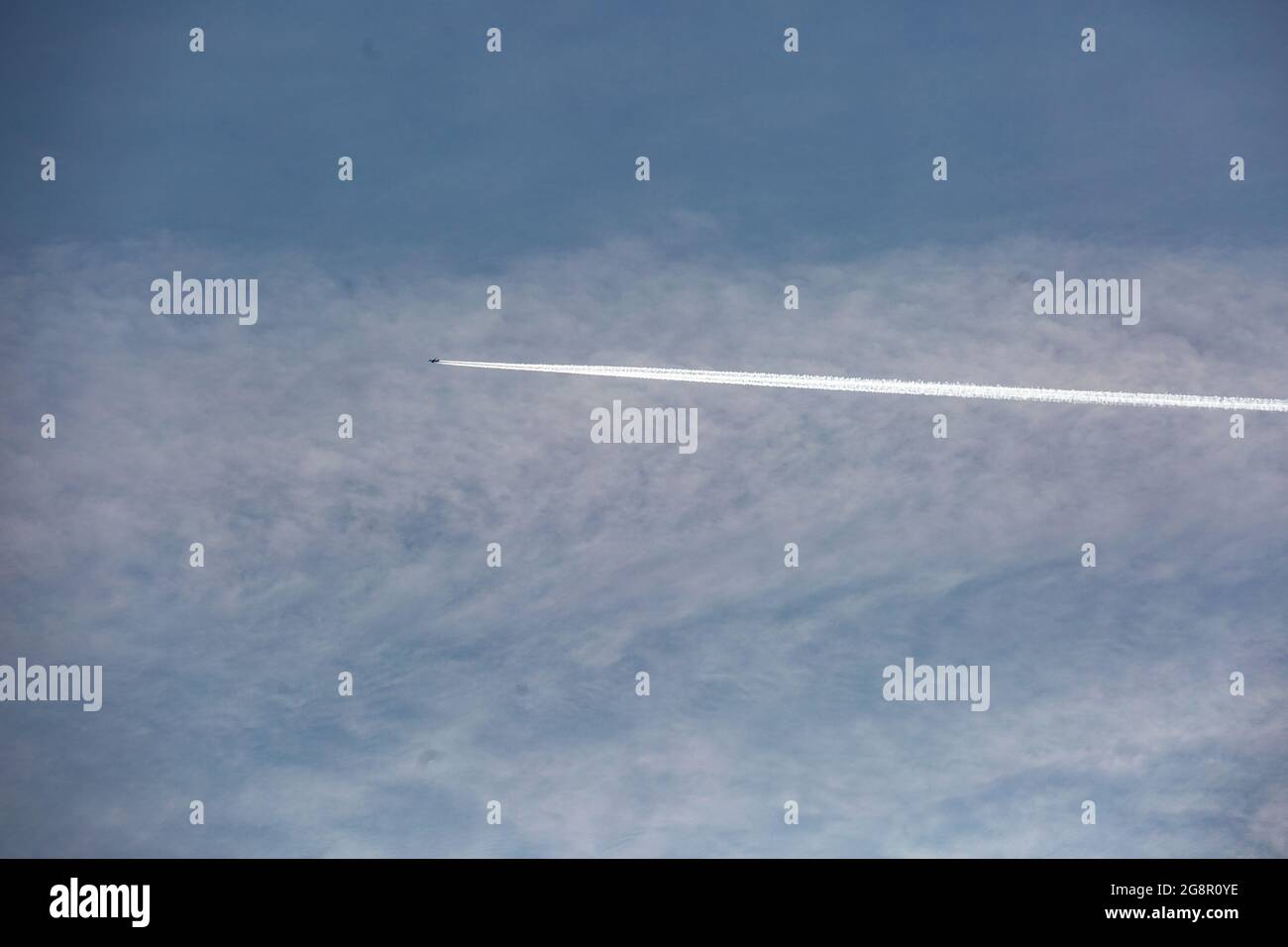 Ein Flugzeug fliegt am 15.11.2018 über bewölkten blauen Himmel und erzeugt einen Kondensstreifen. (Foto von Alexander Pohl/Sipa USA) Stockfoto