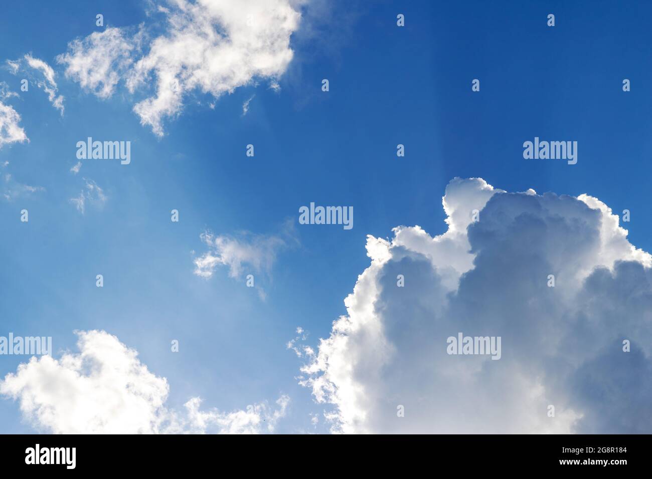 Blauer Himmelshintergrund mit Wolken Stockfoto
