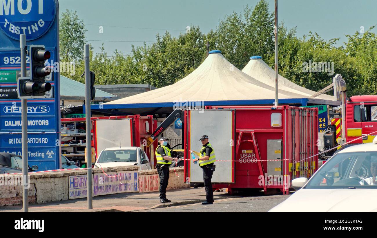 Clydebank, Glasgow, Schottland, Großbritannien, 22. Juli, 2021. Clydebank-Autowäsche-Vorfall Polizei in einer MOT-Garage in der Dumbarton Road, an der Kreuzung mit der Duntocher Road in Dalmuir. Ein 36-jähriger Mann wird schwer verletzt, nachdem er von einem Auto getroffen wurde. Er befindet sich im Krankenhaus für Behandlungen in govan. Ein 50-jähriger Mann wurde verhaftet Credit Gerard Ferry/Alamy Live News Stockfoto