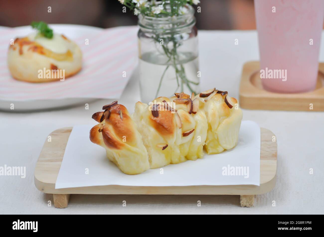 Brötchen, Brot oder Mandelbrot oder Butterbrot oder Butterbrötchen und ...