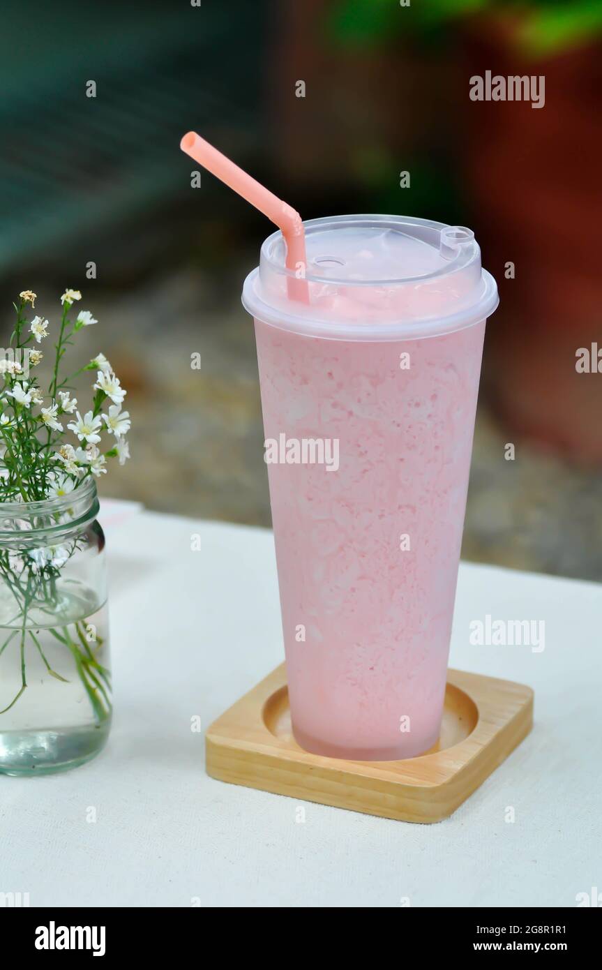 Erdbeer-Smoothie oder Erdbeer-Joghurt-Smoothie, gemischter Beerenmoothie Stockfoto