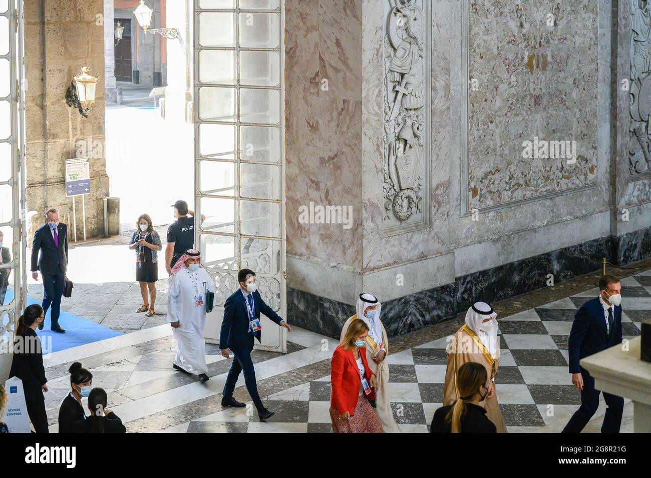 Napoli, Italien. Juli 2021. Die Delegation Saudi-Arabiens sah, wie sie bei der Veranstaltung eintraf. Während der italienischen Präsidentschaft der G20 wurde das Umwelt-, Klima- und Energietreffen im Königlichen Palast in Neapel organisiert. Das Umweltminister-Treffen unter dem Vorsitz von Roberto Cingolani, Minister für ökologischen Wandel, war für den ersten Tag geplant. Umweltthemen und -Herausforderungen wurden von Vertretern der G20 sowie internationalen Institutionen angesprochen. (Foto von Valeria Ferraro/SOPA Images/Sipa USA) Quelle: SIPA USA/Alamy Live News Stockfoto