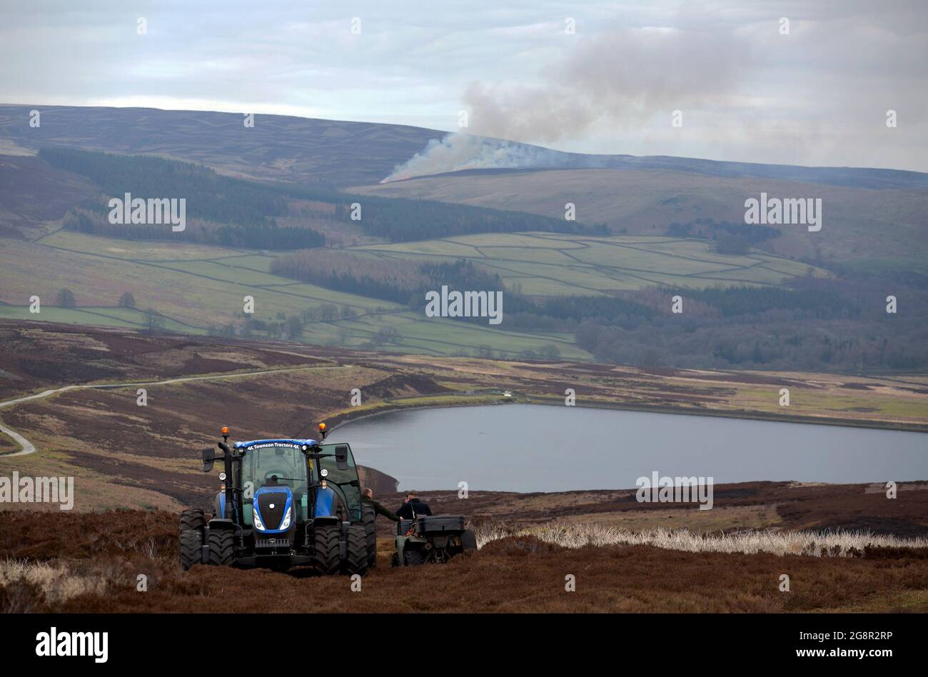 Die Wildhüter auf Barden Moor in den Yorkshire Dales machen eine Pause zwischen den Verbrennungen, in weiter Ferne finden mehr Moorbrände statt. Zu seinen Kritikern Moo Stockfoto