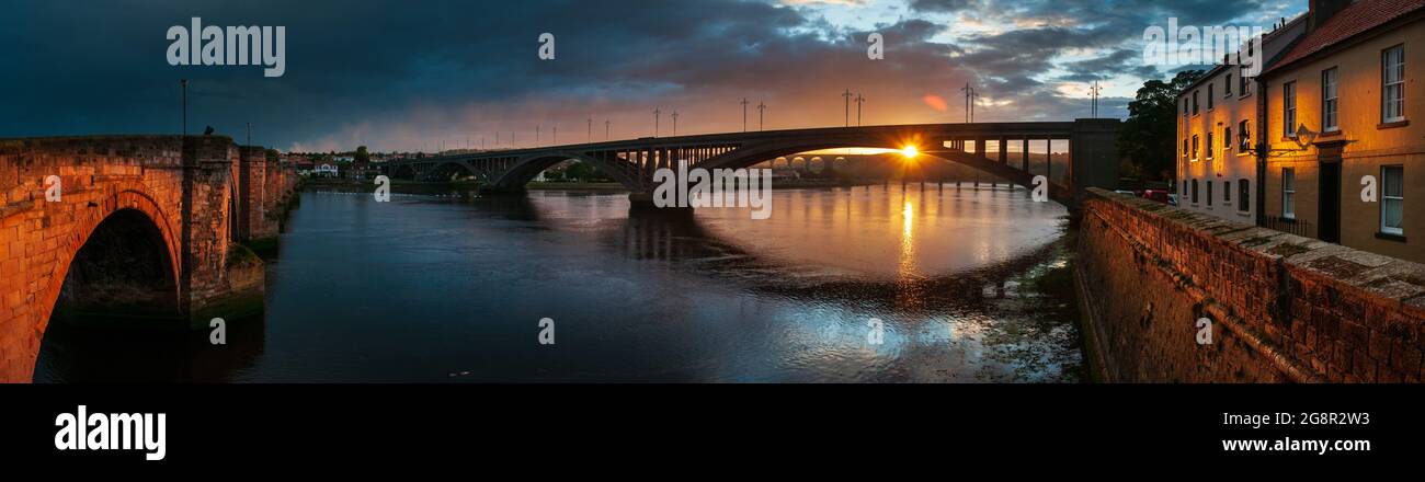 Die Sonne geht über den drei Brücken bei Berwick upon Tweed unter Stockfoto