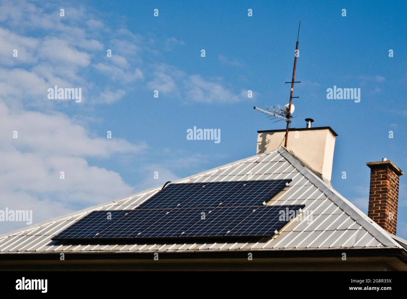 Sonnenkollektoren auf einem privaten Hausdach Stockfoto