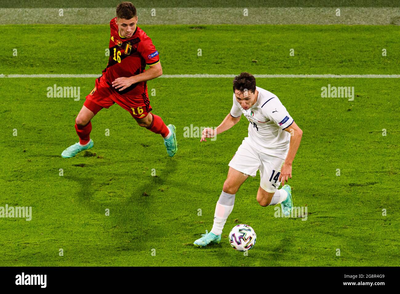 München, Deutschland - 02. Juli: Federico Chiesa aus Italien (R) wird während der UEFA Euro 2020 Championship Quarter-fina von Thorgan Hazard aus Belgien (L) verfolgt Stockfoto