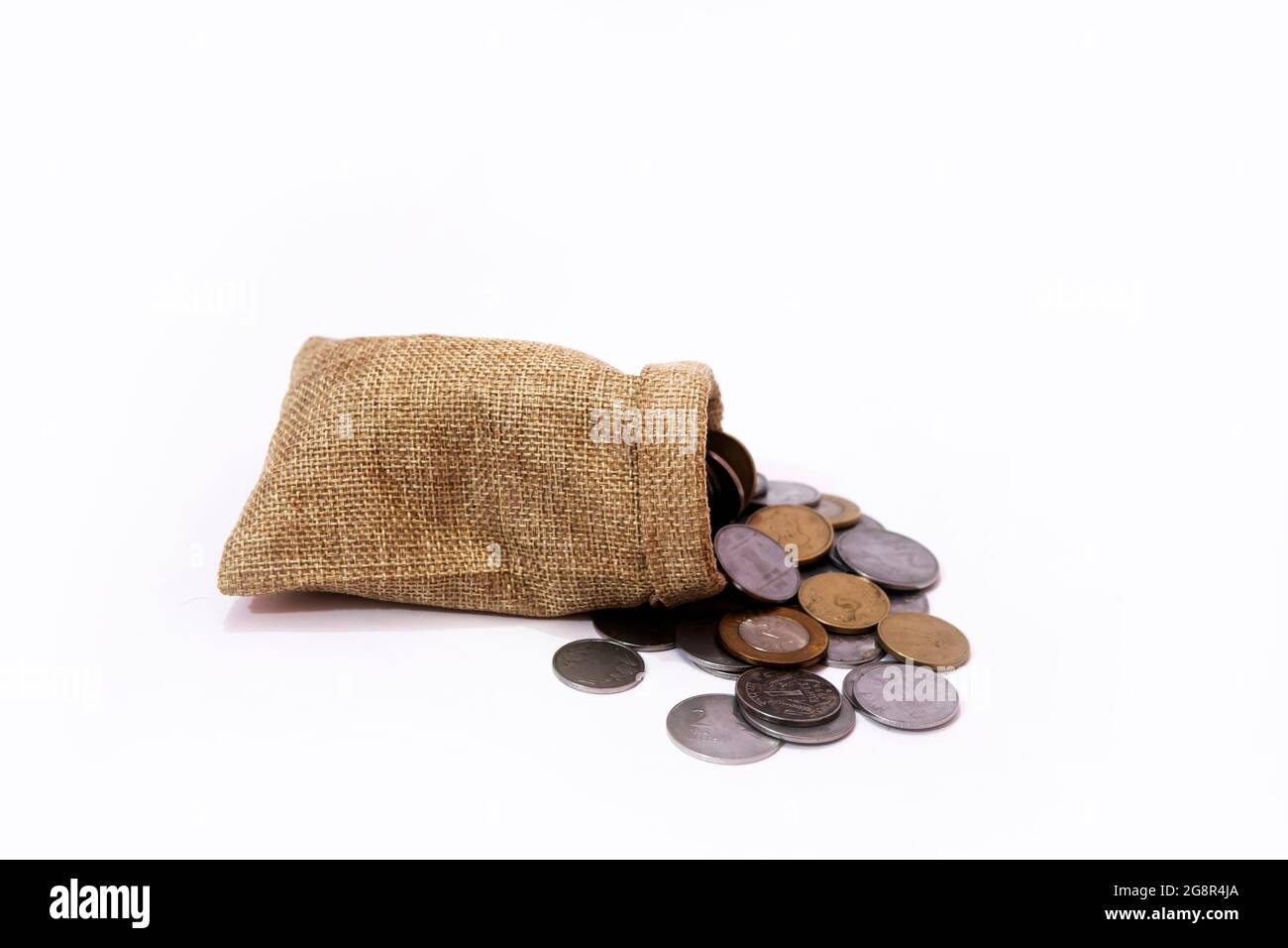 Stapel von indischen Münzen auf isolierten weißen Hintergrund fallen. Stockfoto