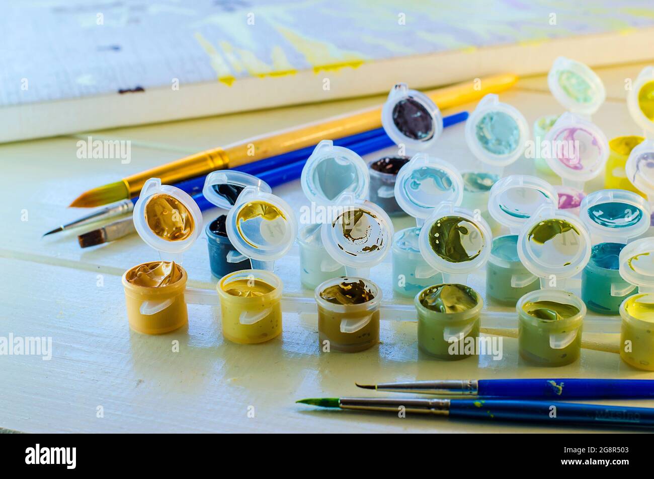 Satz von farbigen Acrylfarben und Pinsel zum Zeichnen Stockfoto