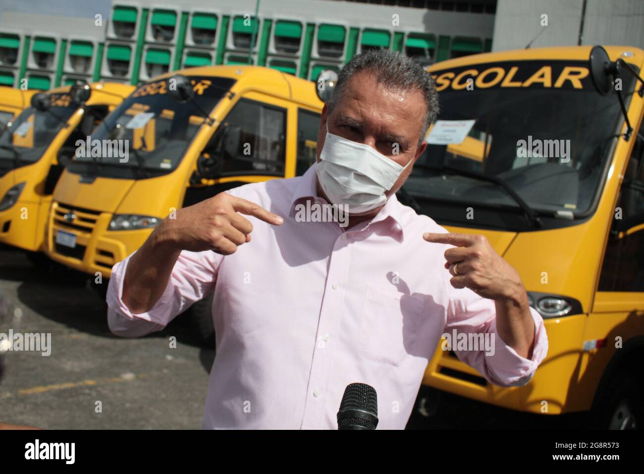 Bahia, Brasilien. 22 2021. Juli: Die Lieferung von Schulbussen an 37 Gemeinden in 12 Identitätsgebieten im Bundesstaat Bahia wurde am Donnerstag Morgen (22) vom Gouverneur von Bahia, Rui Costa, durchgeführt. Der Akt wurde auf dem Parkplatz des Bildungsministeriums, in der 5th Avenue, Nr. 550, Verwaltungszentrum von Bahia (CAB), in Salvador, (BA), abgehalten. Die Busflotte umfasst 8 Fahrzeuge mit 4x4-Traktion. Alle Busse haben eine Kapazität von jeweils 29 Passagieren und sind das Ergebnis von parlamentarischen Änderungsanträgen unter Leitung des Abgeordneten Marcelo Nilo. Auf dem Foto, G Credit: Foto Arena LTDA/Alamy Live N Stockfoto