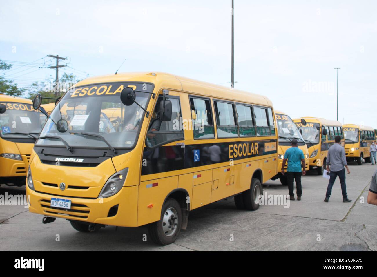 Bahia, Brasilien. 22 2021. Juli: Die Lieferung von Schulbussen an 37 Gemeinden in 12 Identitätsgebieten im Bundesstaat Bahia wurde am Donnerstag Morgen (22) vom Gouverneur von Bahia, Rui Costa, durchgeführt. Der Akt wurde auf dem Parkplatz des Bildungsministeriums, in der 5th Avenue, Nr. 550, Verwaltungszentrum von Bahia (CAB), in Salvador, (BA), abgehalten. Die Busflotte umfasst 8 Fahrzeuge mit 4x4-Traktion. Alle Busse haben eine Kapazität von jeweils 29 Passagieren und sind das Ergebnis von parlamentarischen Änderungsanträgen unter Leitung des Abgeordneten Marcelo Nilo. Auf dem Foto ein Credit: Foto Arena LTDA/Alamy Live N Stockfoto