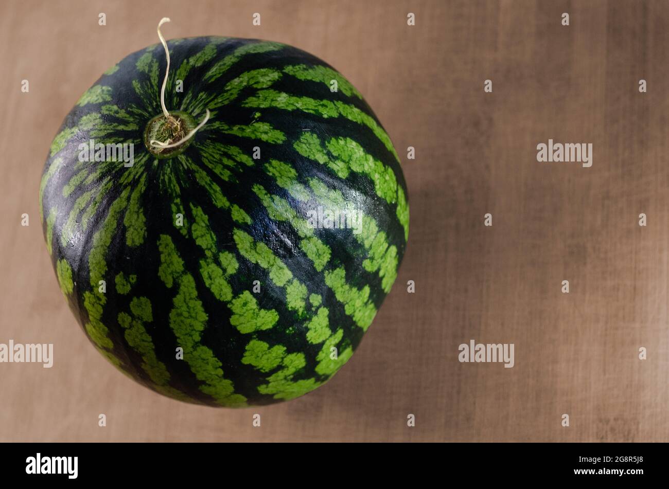 Eine frische, reife Wassermelone auf einem Holzbrett aus einem gehackten Winkel. Konzept der Frucht für den Sommer essen Stockfoto