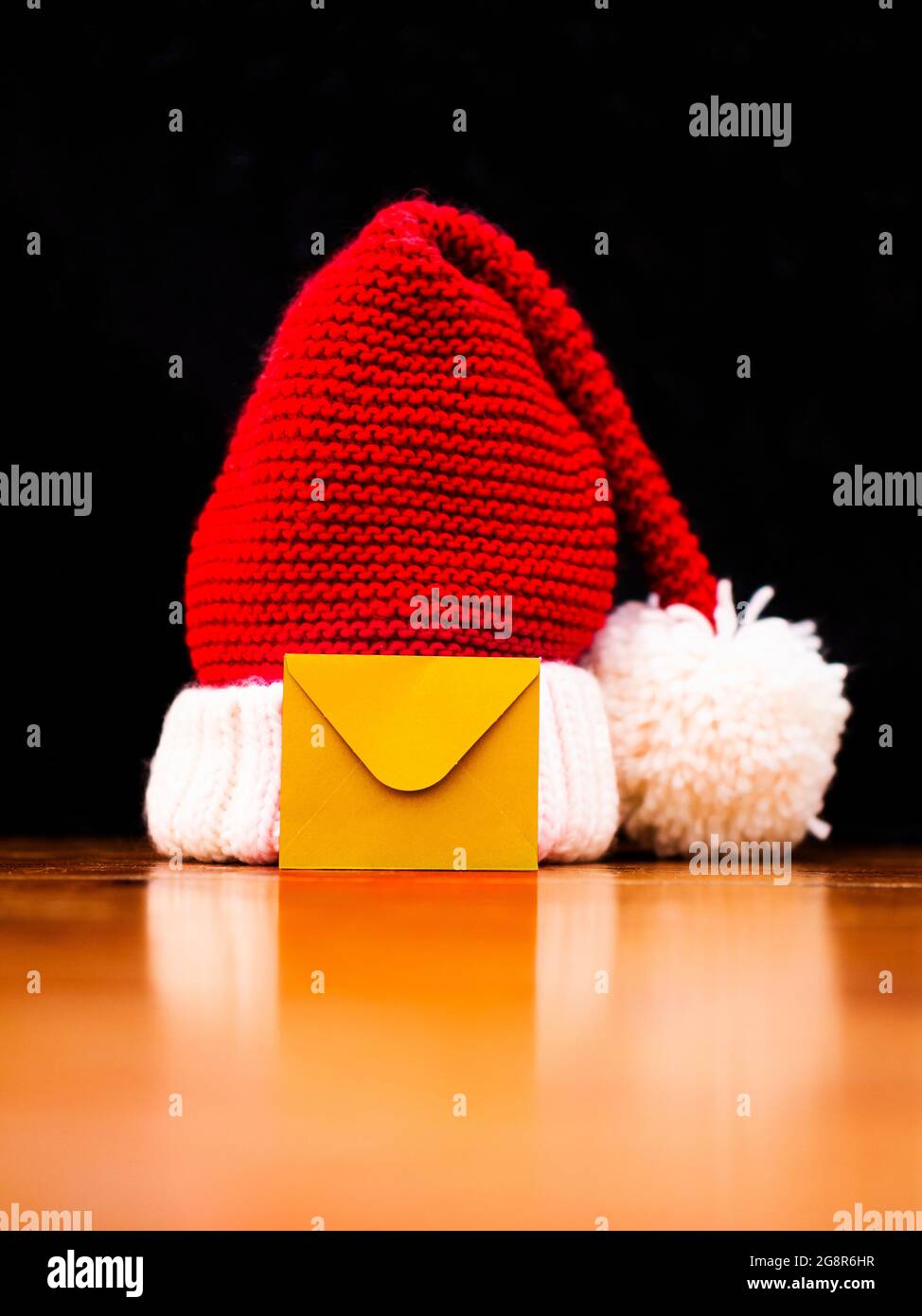 Weihnachtsmütze Weihnachtskonzept für Buchcover Stockfoto